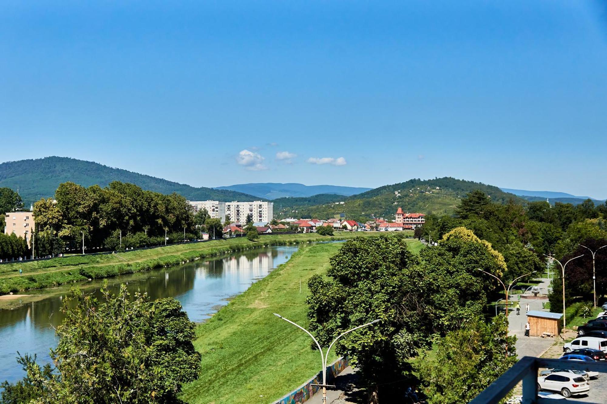 Wonderful Panoramic View Apartment Мукачеве Екстериор снимка